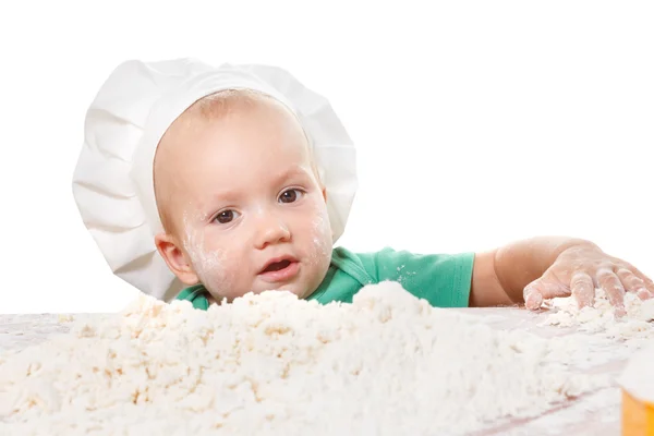 Pizza hazırlama bir şefin şapkalı şirin çocuk — Stok fotoğraf