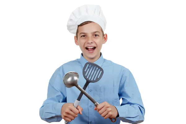 Jeune adolescent gai avec louche et humour dans le chapeau d'un chef. Studio isolé — Photo