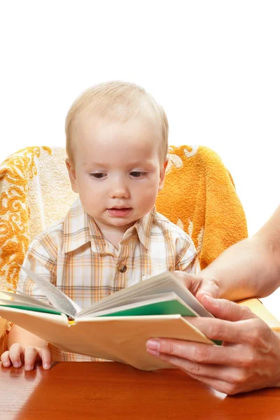 Madre e piccolo figlio che leggono un libro su un bianco — Foto Stock