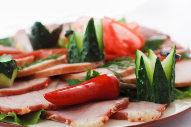 bir plaka üzerinde çeşitli et