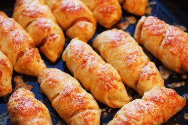 Kabuk ile bir tavada kızarmış sosis hamur