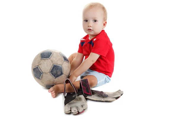 Dziecko z piłki nożnej. On jest bardzo zadowolony. — Zdjęcie stockowe