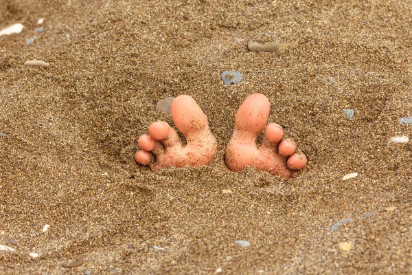 Pie en la arena, tema de verano — Foto de Stock