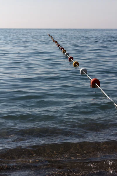 Barrera de cuerda de boya en el agua con flotadores — Foto de Stock