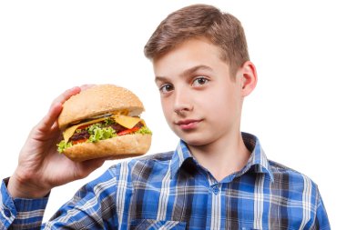 Adam burger bakıp yemek için gidiyordu