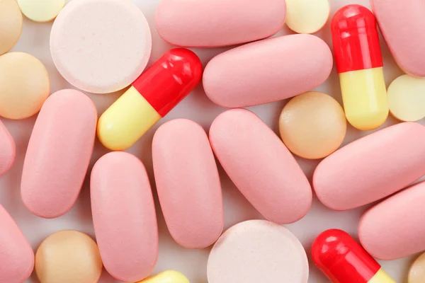 Veelkleurige tabletten van de geneeskunde op witte achtergrond. — Stockfoto