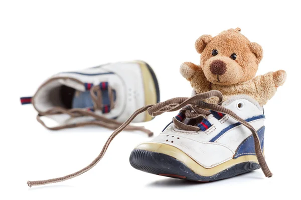 Sapatos de bebê velho encantador com um ursinho de pelúcia — Fotografia de Stock
