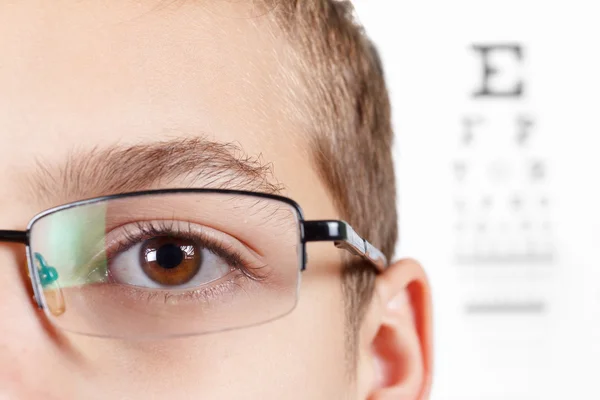 Niño oftalmólogo. Retrato de un niño con gafas . — Foto de Stock