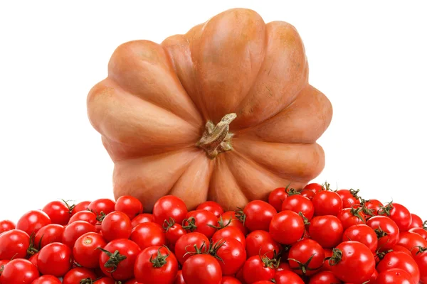 Bos van rijpe rode tomaten en pompoen op een witte achtergrond — Stockfoto