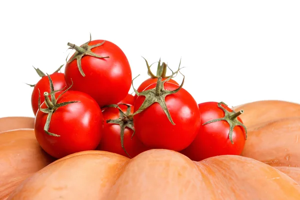 Ramo de tomates rojos maduros y calabaza sobre un fondo blanco — Foto de Stock