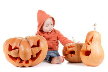 Bebek ve Halloween balkabağı. Beyaz arka plan üzerinde izole