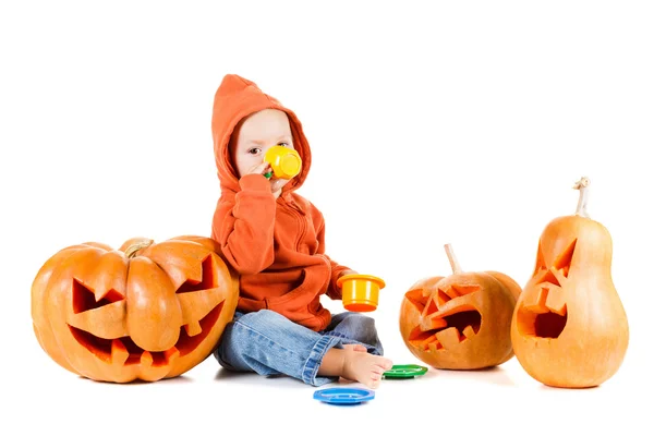 Bebé y calabaza de Halloween. Aislado sobre fondo blanco — Foto de Stock