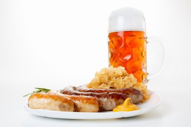 Oktoberfest menü, bira bardağı, bir tabak sosis ve lahana turşusu