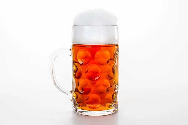 Taza con cerveza sobre fondo blanco — Foto de Stock