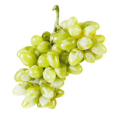 Beyaz arka planda bir demet olgun üzüm.