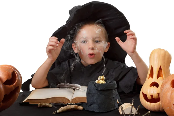 Niño, calabaza de Halloween y cosas mágicas — Foto de Stock