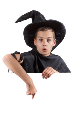 Karnaval kılık Sihirbazı'nda genç çocuk. Beyaz izole