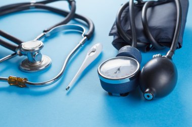 Tıbbi cihazlar stetoskop, tonometer ve termometre