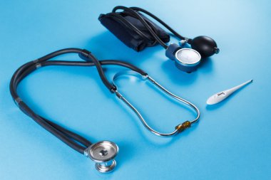 Tıbbi cihazlar stetoskop, tonometer ve termometre