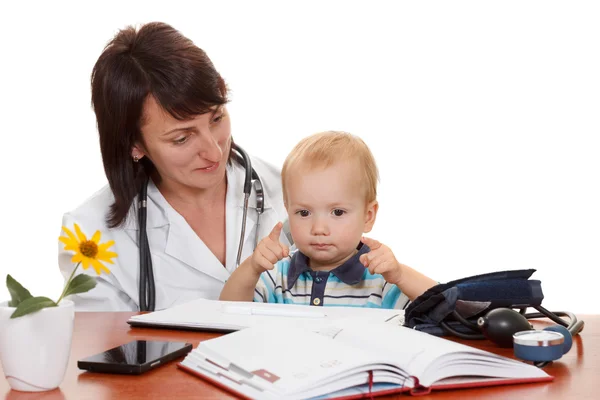 Un niño en el pediatra de los doctores. Aislado sobre blanco —  Fotos de Stock