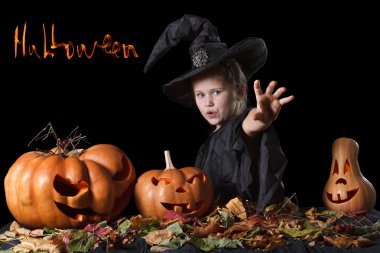 Kötü kalpli cadı bir büyü atmalarını ve lanet gönderir. Cadılar Bayramı.