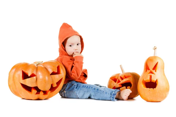 Bebé y calabazas Halloveen con una mueca sobre fondo blanco — Foto de Stock