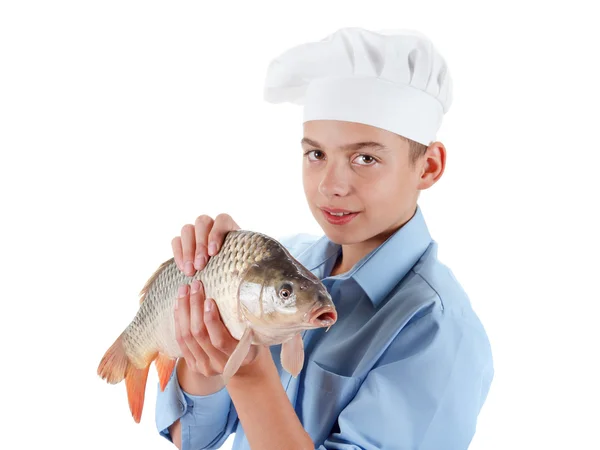 Jeune garçon préparer une carpe de poisson sur fond blanc — Photo