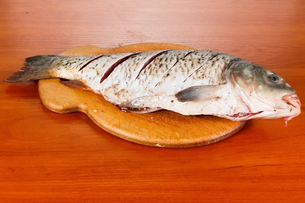 Cortar la carpa de pescado fresco antes de hornear — Foto de Stock