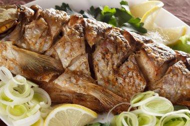 Fried sazan balık sebze ile tamamen. Geleneksel Noel menüsü.