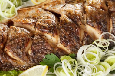 Fried sazan balık sebze ile tamamen. Geleneksel Noel yemeği.