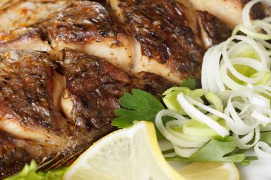 Sebze ile tamamen pişmiş sazan balık. Geleneksel Noel menüsü.