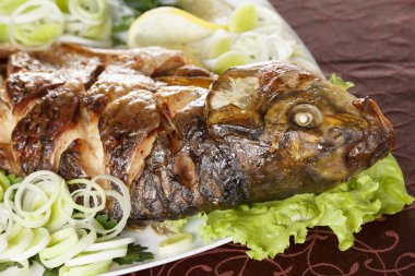 Sebze ile tamamen pişmiş sazan balık. Geleneksel Noel menüsü.