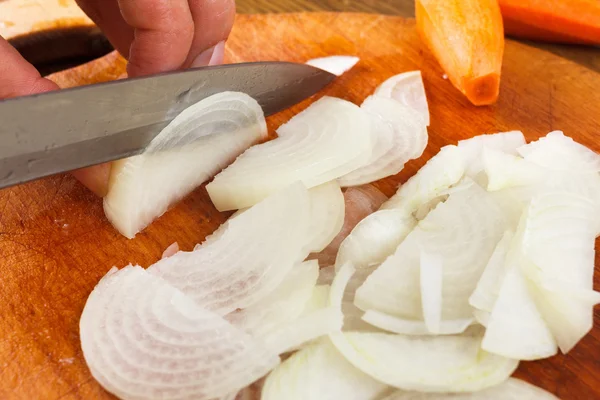 Cipolla tagliata sul tagliere — Foto Stock