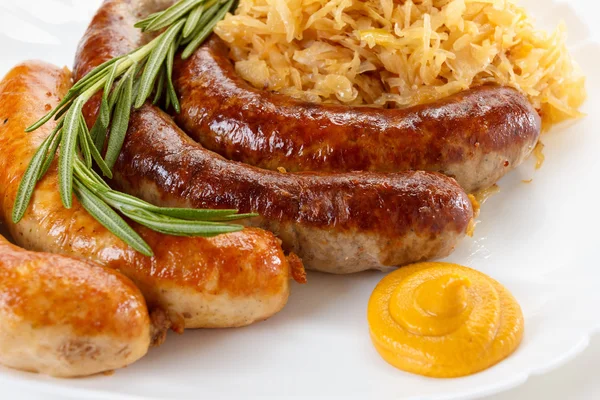 Geleneksel Oktoberfest menü, tabak sosis ve lahana turşusu