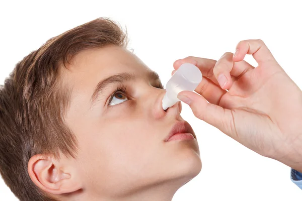 Rapaz gotas nariz médico gotas — Fotografia de Stock