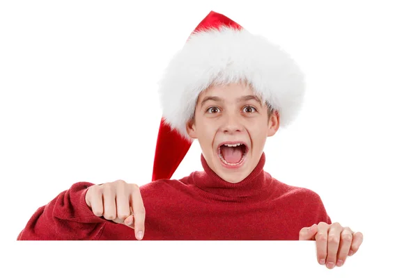 Різдвяний Санта-хлопчик посміхається мило показує порожній знак щита — стокове фото