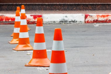 Asfaltta yol konisi