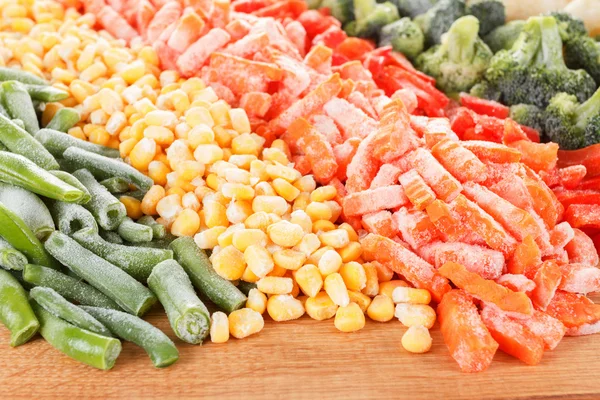 Fondo de verduras mixtas en la tabla de cortar —  Fotos de Stock