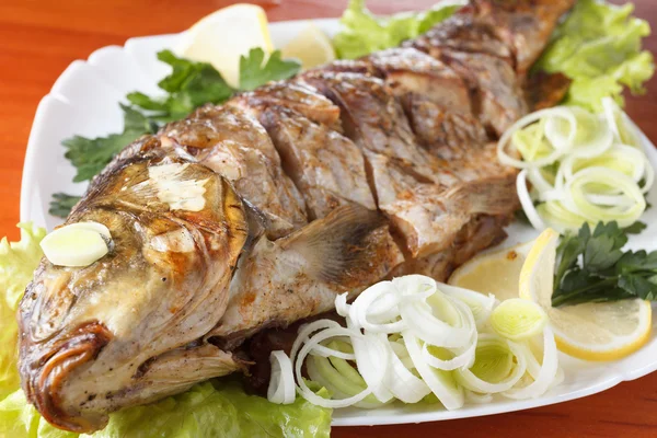 Gebratener Karpfenfisch mit Gemüse. Traditionelles Weihnachtsmenü. — Stockfoto