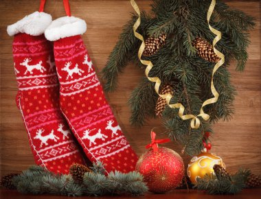 Noel çorap çam kozalakları ve dalları. dekorasyon ahşap rustik arka plan üzerinde kapat
