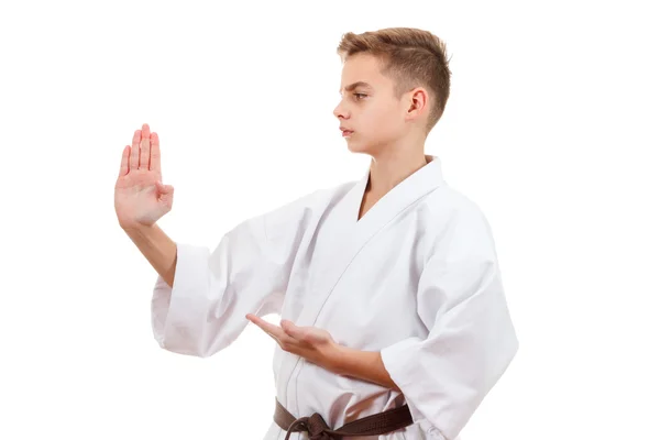 Arte marcial deporte karate niño adolescente en blanco kimono entrenamiento ponche y bloque — Foto de Stock