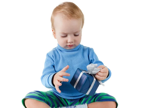 Menino bonito abre uma caixa de presente azul e se alegra, isolado em branco — Fotografia de Stock