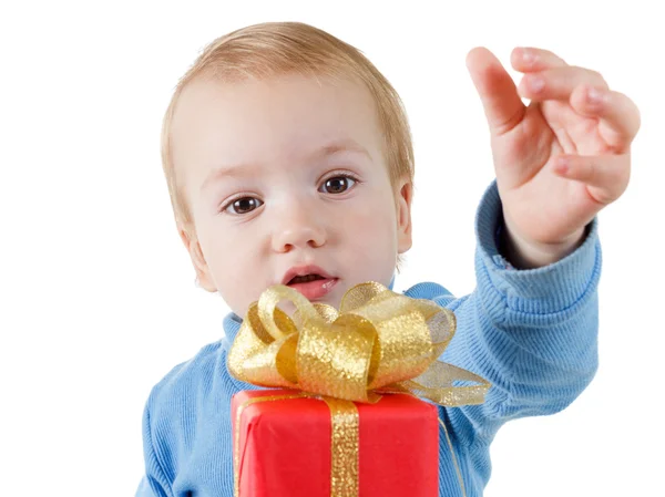 Милий маленький хлопчик відкриває червону подарункову коробку, ізольовану на білому — стокове фото