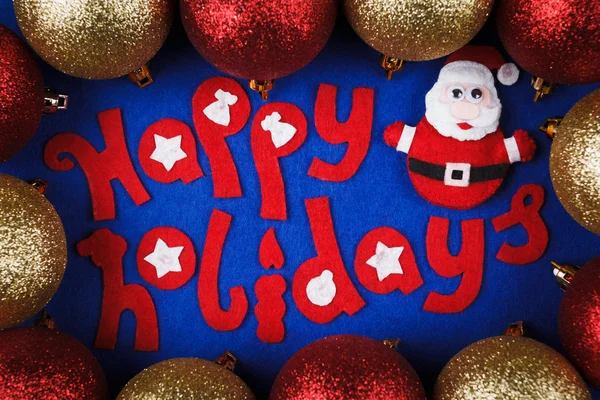 Рождественская концепция, декоративные буквы из войлока и игрушка Санта с мячами — стоковое фото