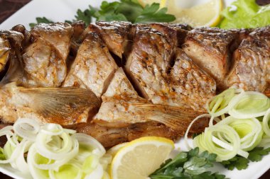 Kavrulmuş sazan balık sebze ile tamamen. Geleneksel Noel menüsü.