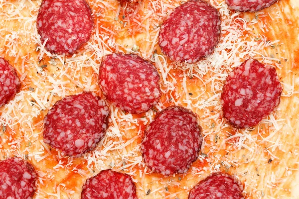 Домашня піца з салямі, сиром пармезан, фон крупним планом — стокове фото