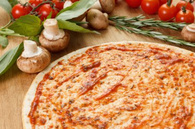 Pizza malzemelerini masaya yakın koyun.