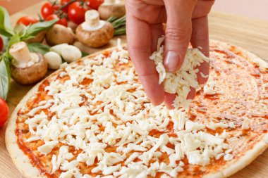 Pizza malzemelerini masaya yakın koyun.