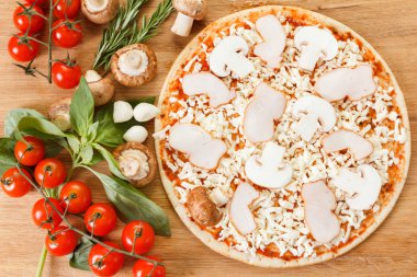 Pizza malzemelerini masaya yakın koyun.