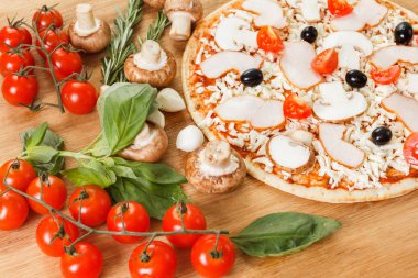 Pizza malzemelerini masaya yakın koyun.